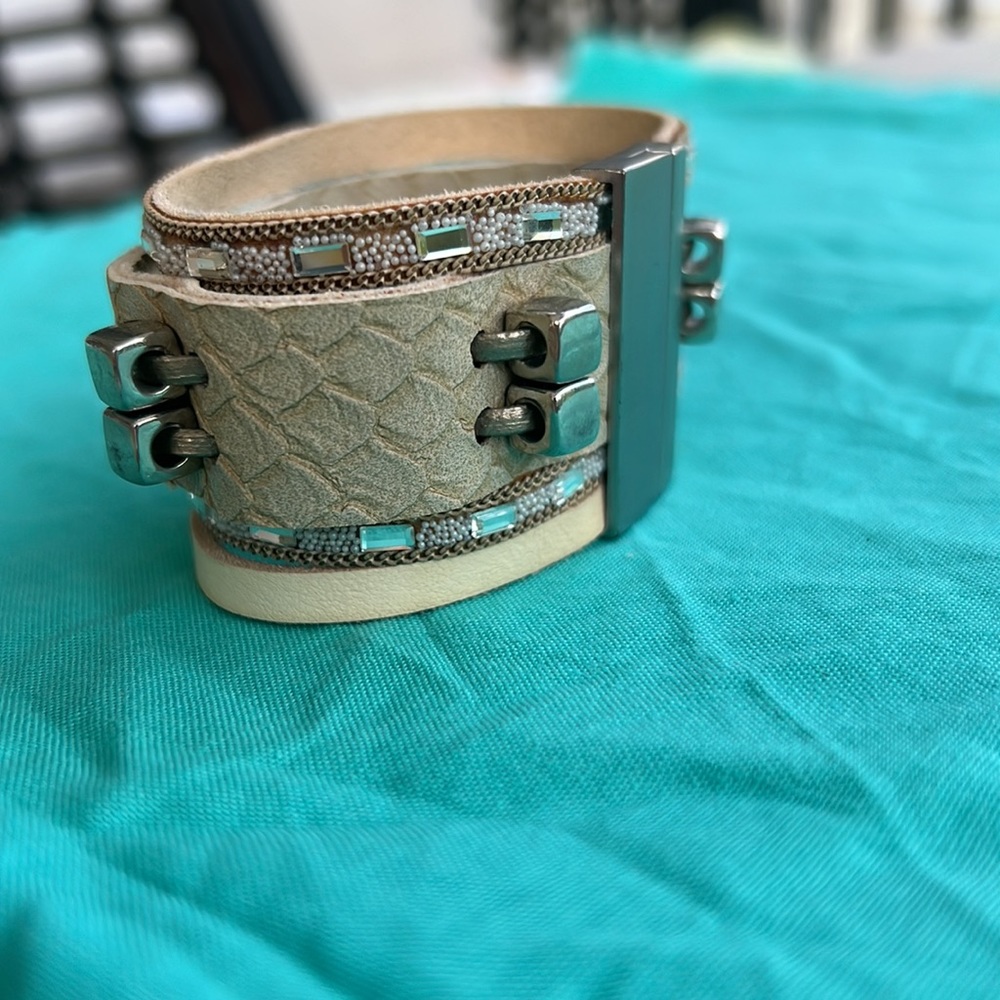 Magnetic neutral blingy bracelet set